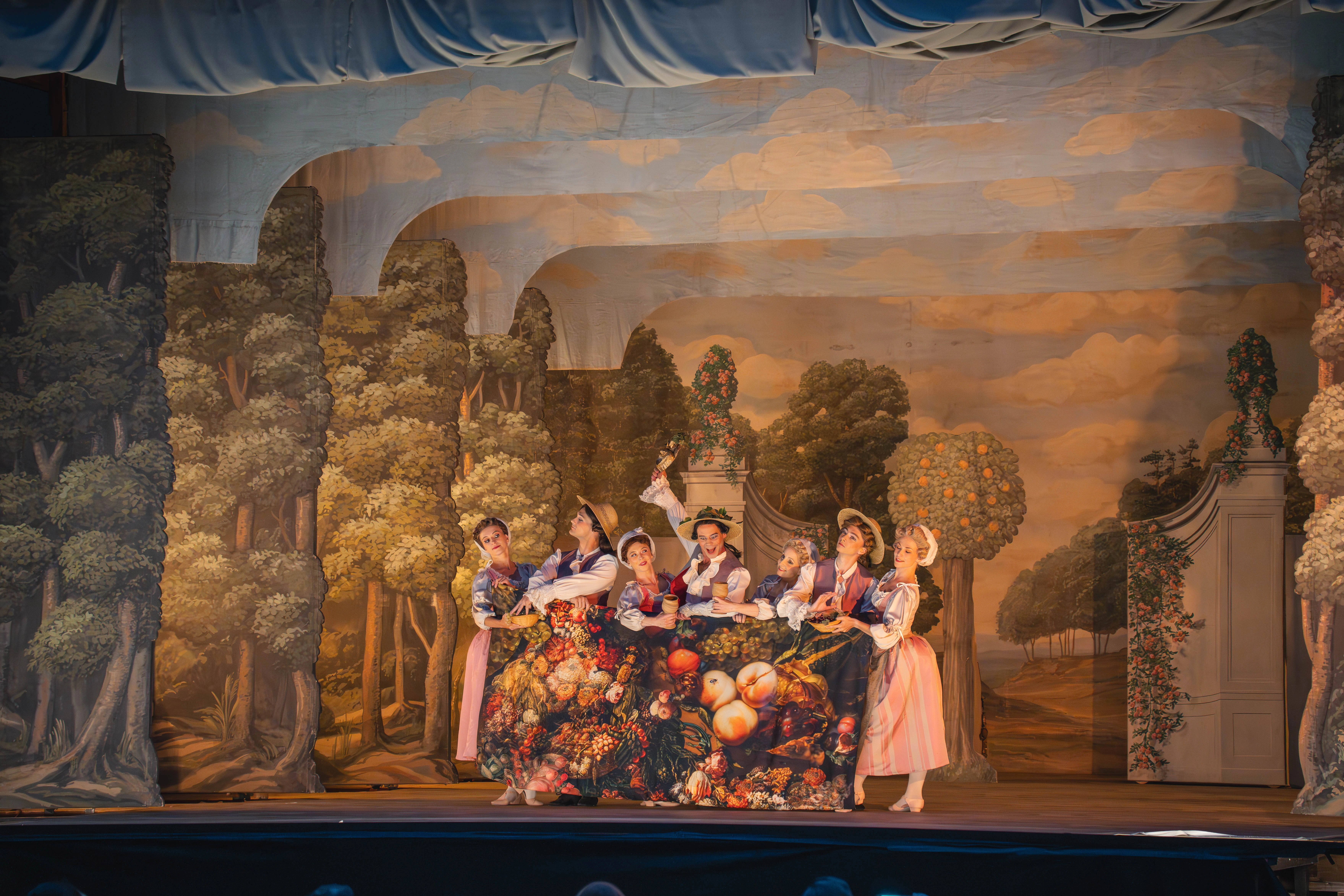 Foto: Adam Rojko - Bach Dansant (Musica Florea, Epochal Dances, choreografie Helena Kazárová a Veronika Rehbergerová), Florea Theatrum 2025.