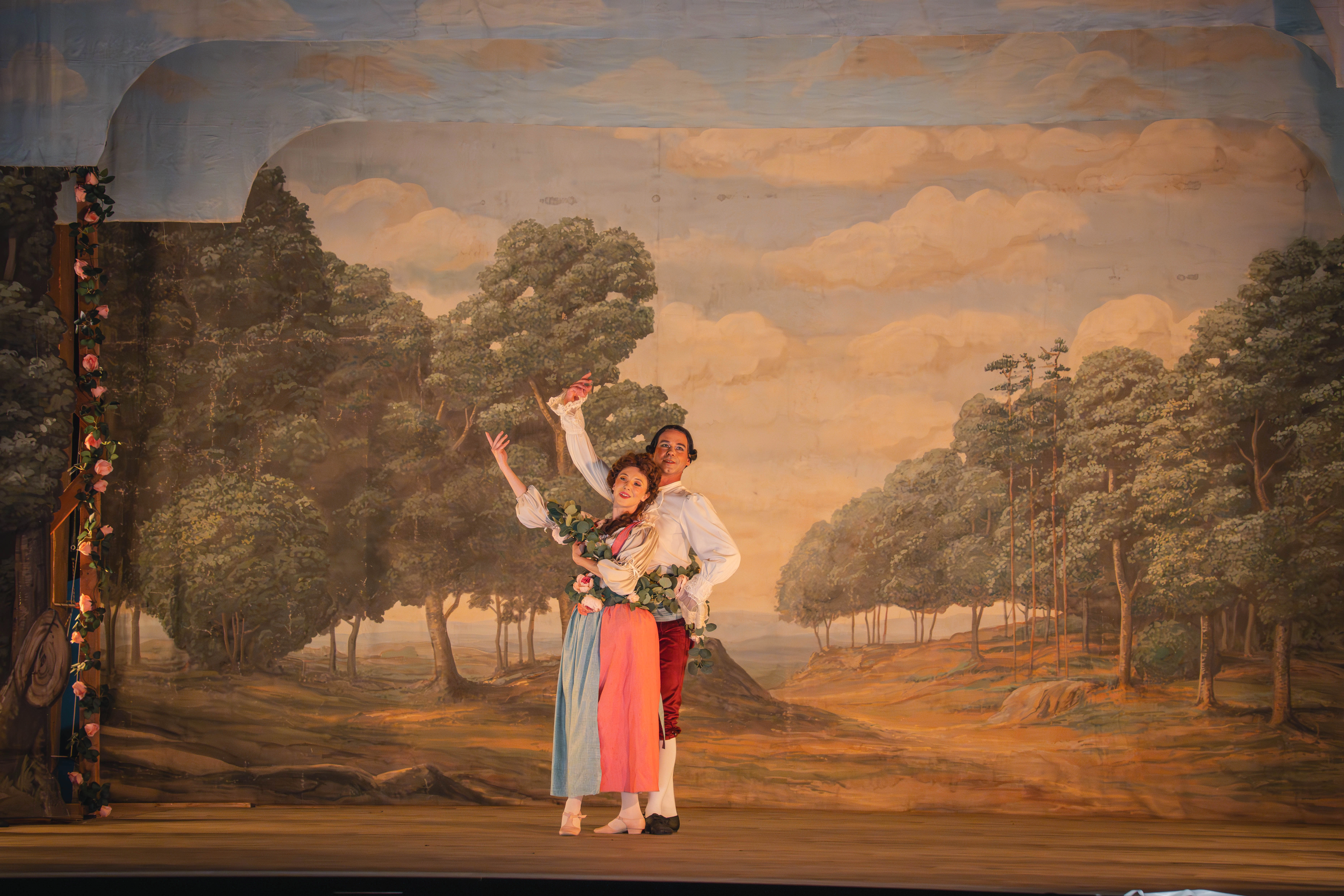 Foto: Adam Rojko - Bach Dansant (Musica Florea, Epochal Dances, choreografie Helena Kazárová a Veronika Rehbergerová), Florea Theatrum 2025.